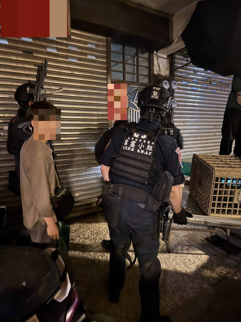 新北市警方在板桥垃圾市场内破获天九牌赌场。（记者吴仁捷翻摄）