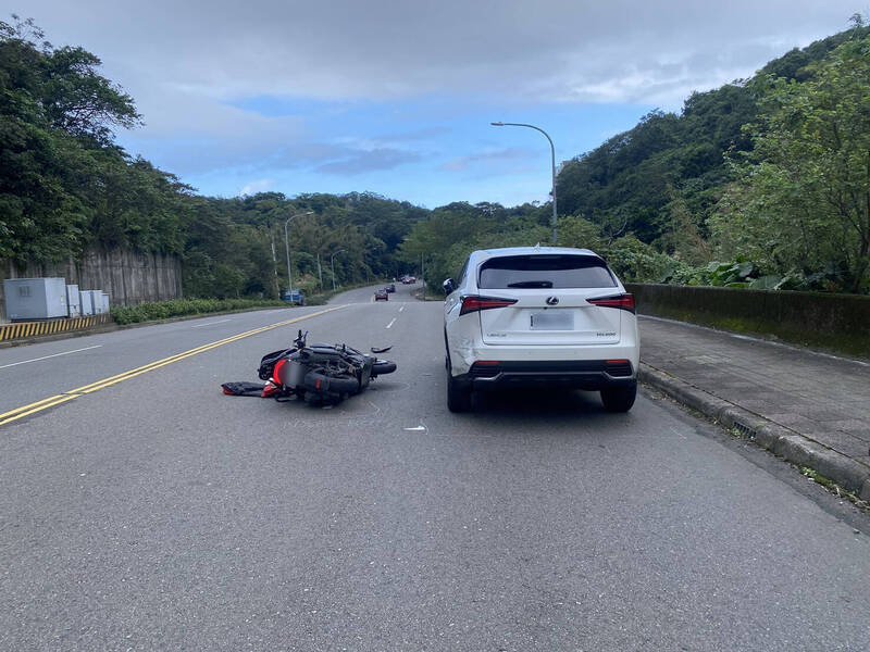 新北市瑞芳警分局警员2日受理一起机车与自小客车交通事故时，察觉46岁的廖姓骑士神色恍惚，经施以唾液快筛，呈现安非他命阳性后送办。（记者林嘉东翻摄）