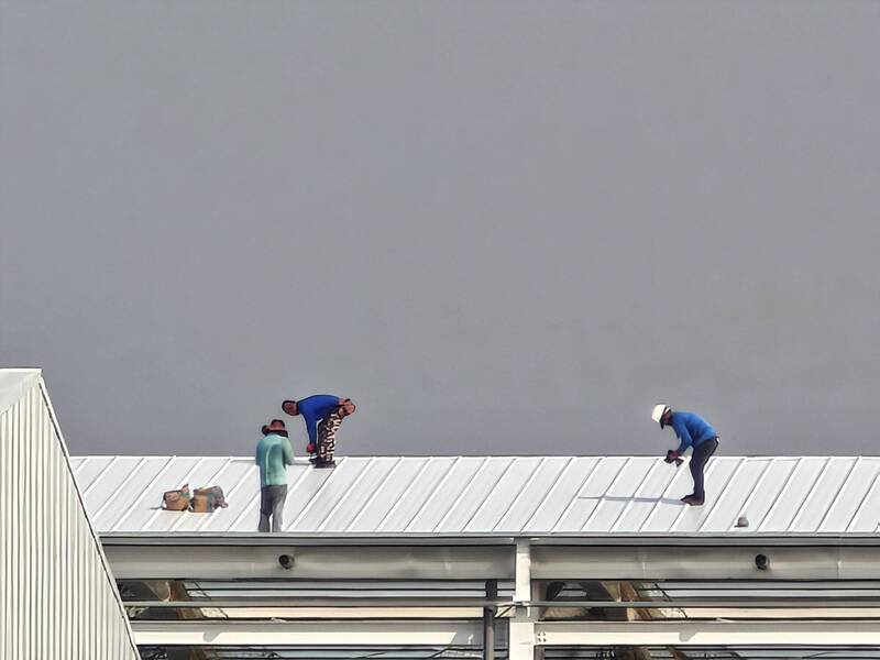 工人高架作业疑无配戴安全帽、绳索。（民众提供）