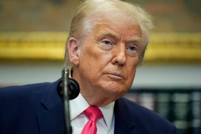 眼见力挺的宏都拉斯总统候选人票数遭逆转，美国总统川普愤怒指控选举舞弊，并威胁宏国若动手脚将「付出惨痛代价」。图为川普2日在白宫出席活动时的神情。（彭博）