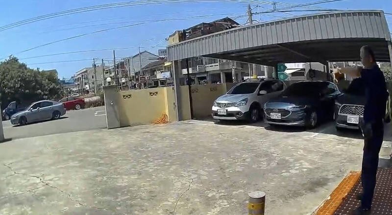 许男以车堵门口、大声鸣喇叭疯狂挑衅警方。（民众提供）