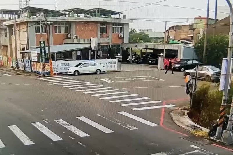 许姓男子不满警方处理其家暴案件，竟连续3天开车到大城分驻所，以车堵门口、大声鸣喇叭、倒车等行径疯狂挑衅警方。（民众提供）