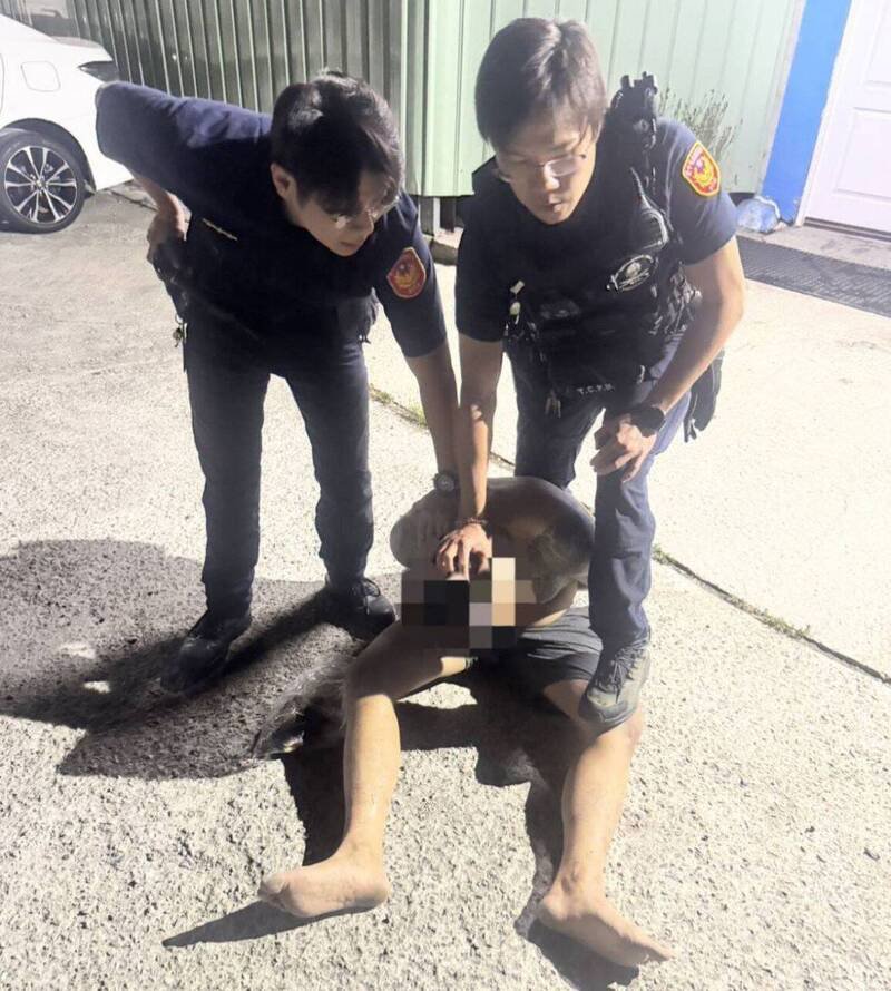 持枪闯游泳池开枪的陈姓男子，被警方制伏带回警局侦办。（记者陈建志翻摄）