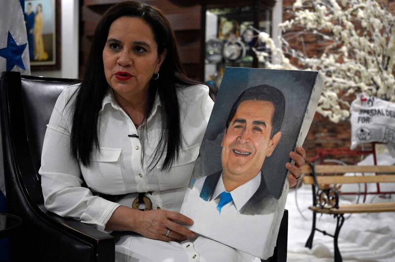 宏都拉斯前总统叶南德兹的妻子贾西亚说，叶南德兹暂时没有返回宏都拉斯的打算。（法新社）