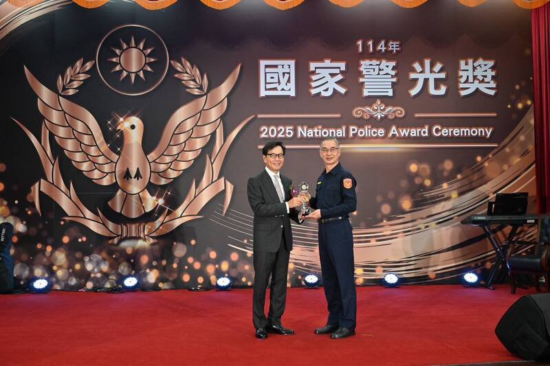 桃园市警察局今年一举拿下国家警光奖团体组4座、个人组4座共8座奖项，局长廖恒裕（右）日以前率获奖同仁赴警政署参加颁奖典礼。（图由市警局提供）