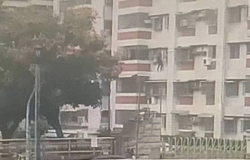 四海帮犯嫌从3楼阳台攀爬后跳楼逃逸，但仍被逮捕。（里港警分局提供）