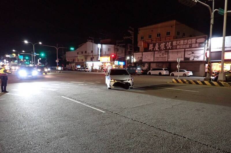 台中市清水区发生轿车撞击2名行人车祸。（图由民众提供）