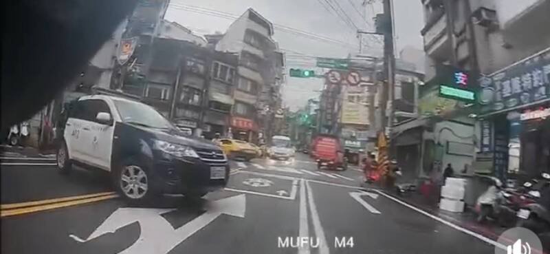 基隆市警四分局中山派出所警员昨天上午出勤处理起1起交通事故，被民众拍到违规横越双黄线回转。基隆市警四分局调查后，认为警员值勤却未依规定开启警示灯与鸣笛，提醒来往车辆注意，有影响用路人安全之虞，已先开给警员1张违规回转罚单600元，并研议相关行政惩处中。（记者林嘉东翻摄）