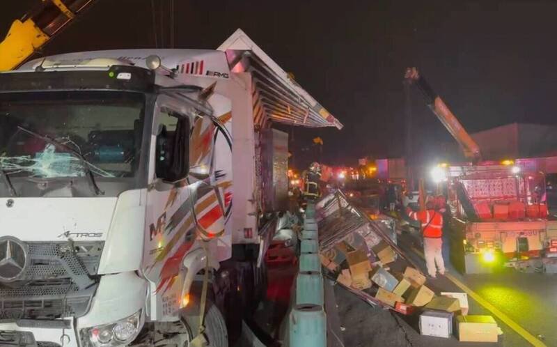 国道一号车祸，联结车货物散落一地。（民众提供）