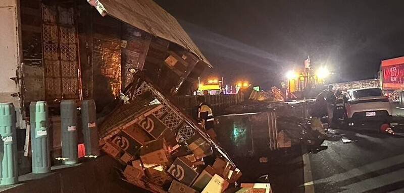 北上车道特斯拉轿车受波及。（民众提供）