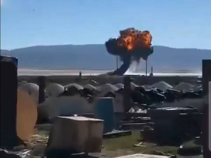 一架隶属于空军精锐「雷鸟」（Thunderbirds）特技飞行表演队的战机，在当地时间周三（3日）于南加州执行任务时坠毁。（取自X）