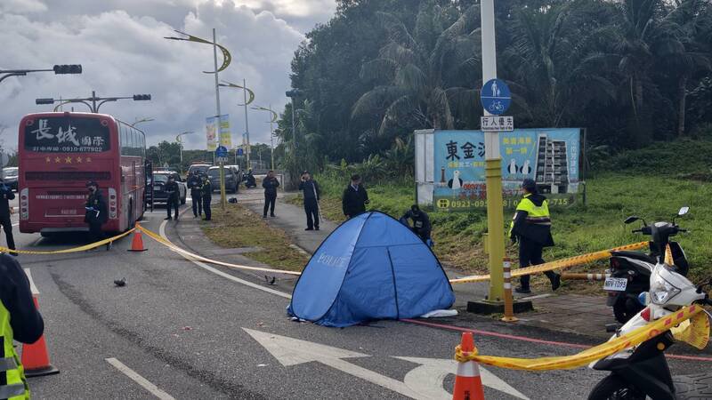 游览车撞击机车后警方马上赶到场处理。（民众提供）