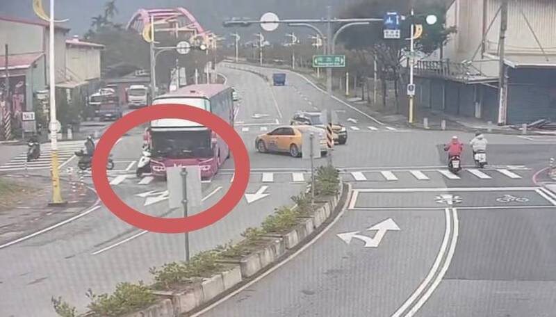 监视器画面中游览车超车机车时，与游览车侧边的机车发生碰撞。（民众提供）