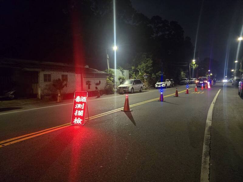 新店分局昨（4）日晚间规划执行「扩大临检暨防制毒驾、酒驾」专案勤务。（记者郑景议翻摄）