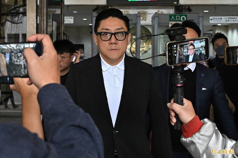 「夜店大亨」夏天伦（中）遭袭击，北检传唤夏天伦出庭作证。（记者陈志曲摄）