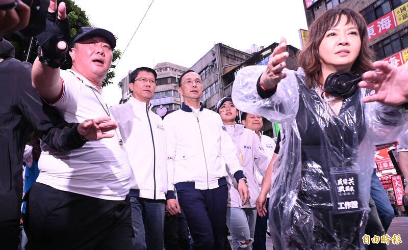 谢龙介（左2起）、朱立伦、杨智伃3人4月26日前往中正一分局接受约谈。（资料照）