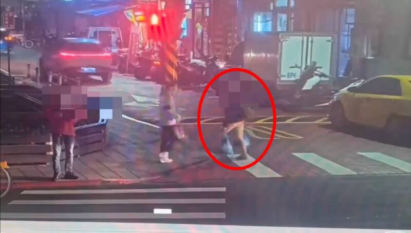 游女拎两包垃圾，里头装的竟是13只猫尸。（记者徐圣伦翻摄）