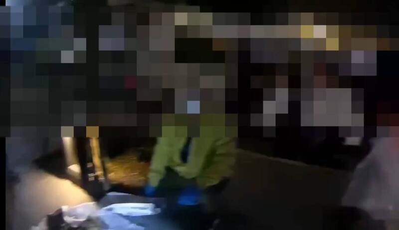 民众拦截游女其中一包垃圾，装的是两只猫尸。（记者徐圣伦翻摄）