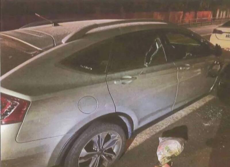 陈男情绪失控，猛砸自家车泄愤。（民众提供）