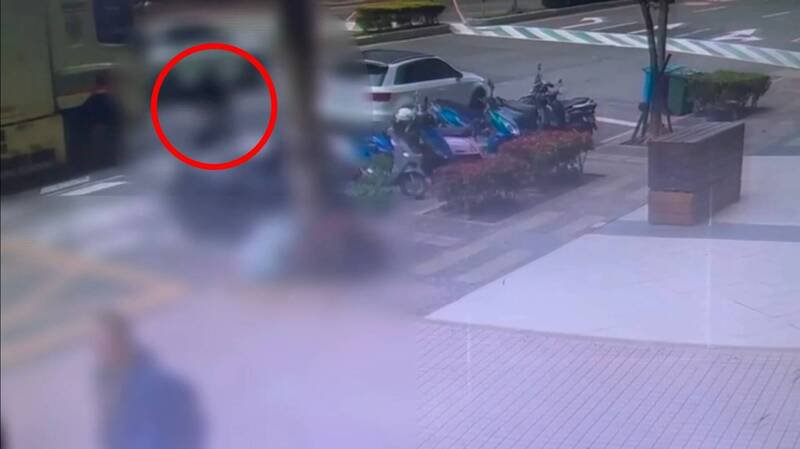 监视器拍下机车骑士遭辗。（记者徐圣伦翻摄）