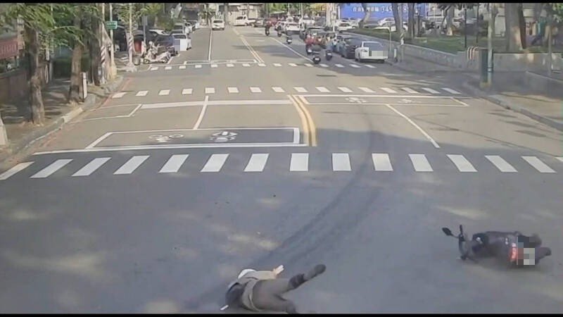 骑士行经弯路时，因道路油渍打滑自摔。（民众提供）