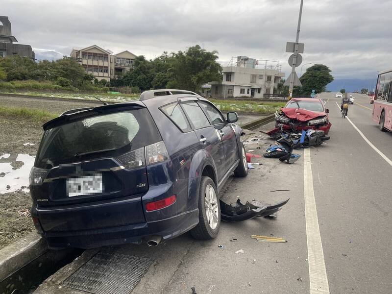 无辜遭波及的红色轿车，引擎盖隆起，保险杆也掉落。（民众提供）