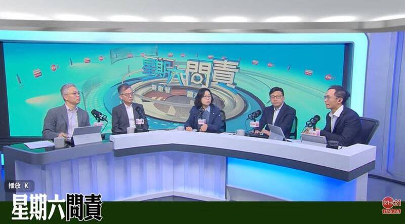香港劳工及福利局局长孙玉菡上《星期六问责》节目，说明宏福事件跟进事项。（图片撷取自@RTHK/YT）