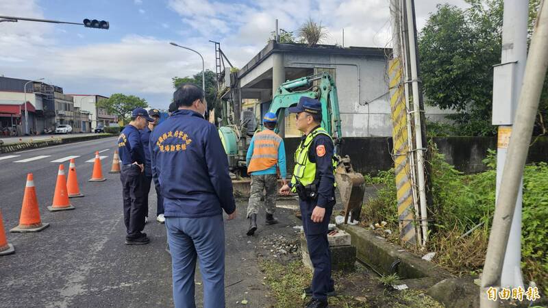 鉴识人员一早重回现场厘清车祸经过。（记者王峻祺摄）