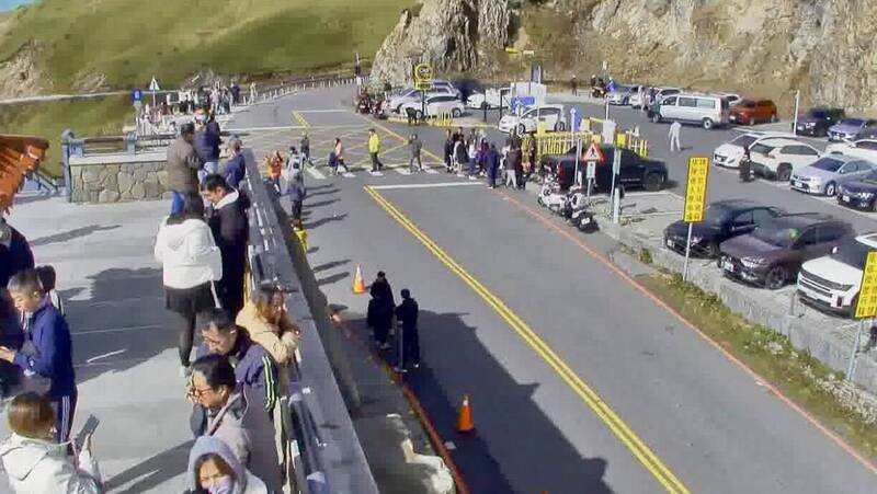 合欢山武岭上午阳光露脸，武岭亭游客众多。（图撷自合欢山即时影像）