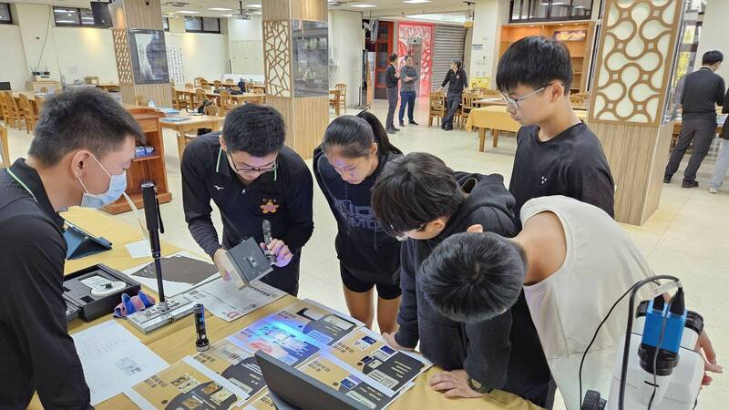 国立苗栗高中学生认识各项先进的鉴识仪器。（苗栗县警局提供）