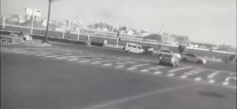 郭女车辆冲进中山路发生车祸。（民众提供）