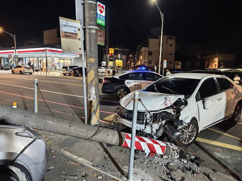 邱姓男子追求A女不成，竟开车多次冲撞A女搭乘的机车，最后车子撞断电杆才停下，冲击力道之大令人昨舌。（警方提供）