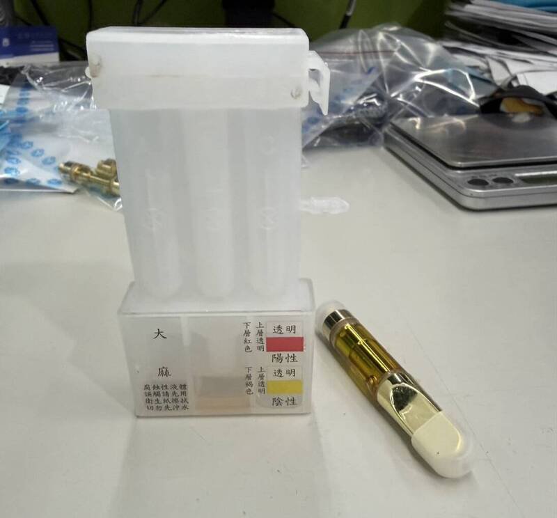 吴姓网美自封「医美变脸魔术王」，常在IG上分享火辣性感美照，新北市警方最近接获线报吴女涉毒，循线到住处缉毒，查获大麻烟弹、摇头丸等毒品，续追医美业务是否涉及医事法；图为查获毒品及大麻烟斗。（记者吴仁捷翻摄）警方提供