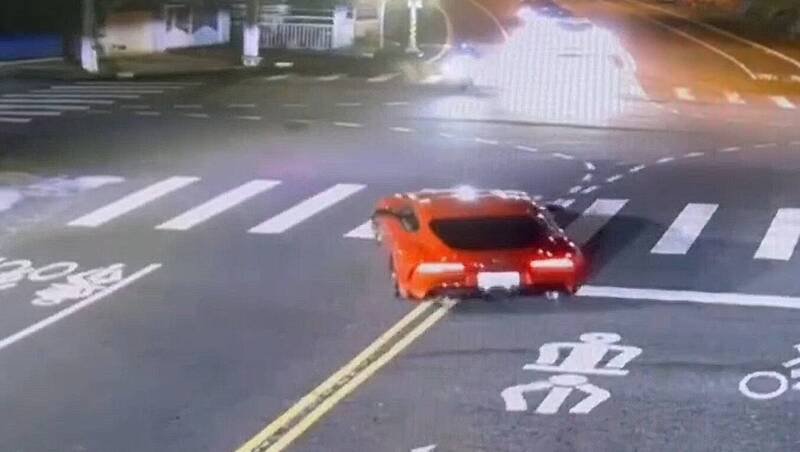 彰化139线昨晚传出重机与「牛魔王」超跑路口碰撞意外，超跑疑似跨越双黄线。〈（民众提供）