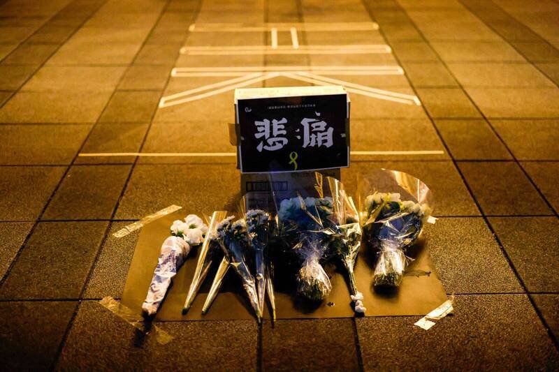 宏福苑大火后，北京和港府对媒体报导、民众哀悼皆绷紧神经，深怕民怨沸腾。（路透）