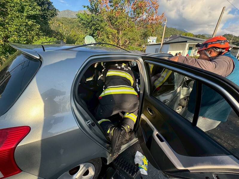 车头严重变形且又狭窄，警义消破坏车体又钻入放倒座椅，将副驾驶救出送医。（警消提供）