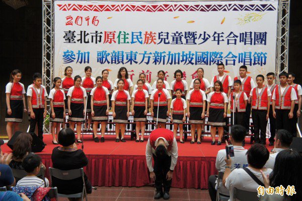 台北市原住民族儿童暨少年合唱团七月将发往新加坡参加国际合唱节，今天下午举办行前公演为比赛热身。（记者黄建豪摄）
