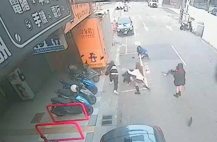 台中纪姓女子等3名友人和吴姓女子因搭电梯起冲突，张姓男子（左）见女友被推倒理智线断裂，接连出拳撂倒纪女3人。（撷取自社会事新闻影音）