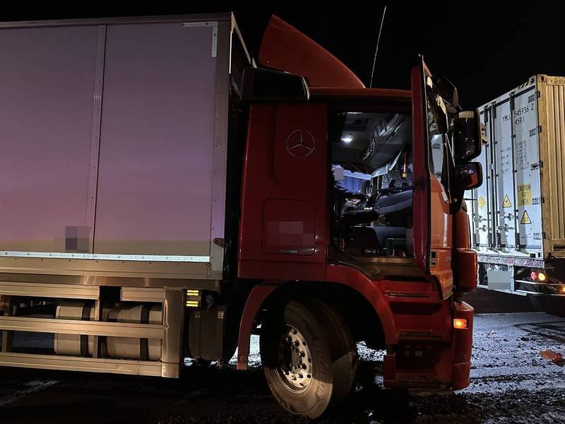 后方车辆发生追撞，所幸该名司机并未受伤。（记者吴升儒翻摄）