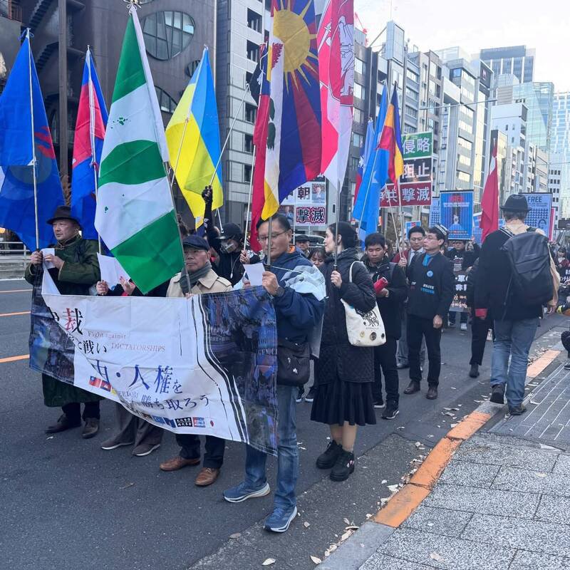 在日外国人团体7日走上东京街头，抗议中国、缅甸、柬埔寨、白俄罗斯独裁迫害人权的行为。（图撷自「@sawut_」X帐号）