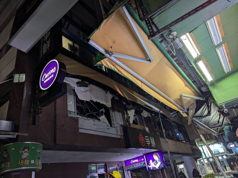 板桥府中商圈凌晨气爆，对向的重庆路12巷民宅也受波及，图为气爆后当下状况。（梁姓房东提供）