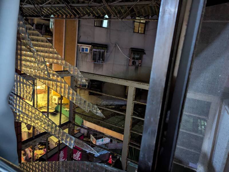 板桥府中商圈凌晨气爆，对向的重庆路12巷民宅也受波及，窗户玻璃炸裂。（梁姓房东提供）