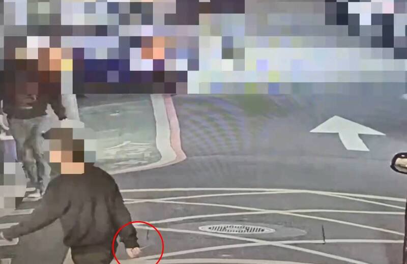 廖男见众人拍摄影片，不满呛「是不是在瞪我！」并持螺丝起子攻击。（记者陆运锋翻摄）