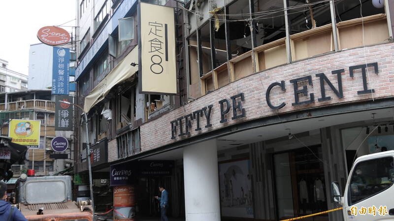 「定食8」餐厅窗户炸裂。（记者黄政嘉摄）