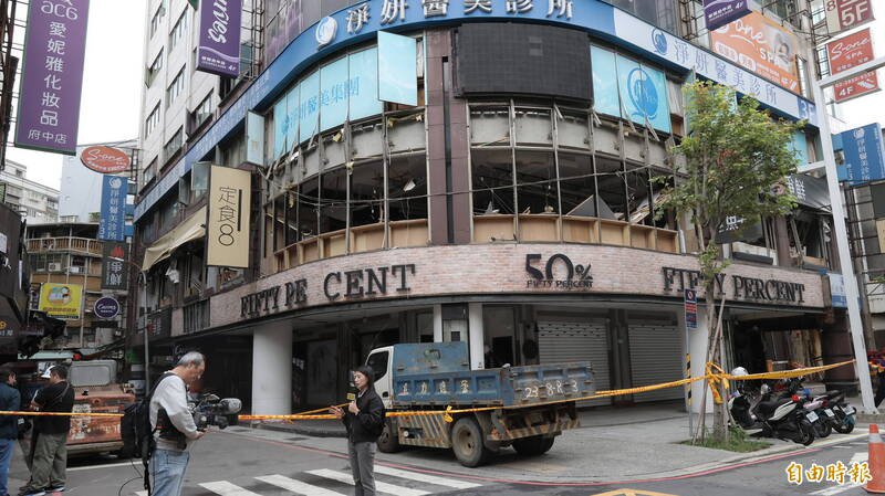 新北市板桥府中商圈「定食8」及「争鲜」餐厅，今晨1点发生气爆意外，现场拉起封锁线。（记者黄政嘉摄）