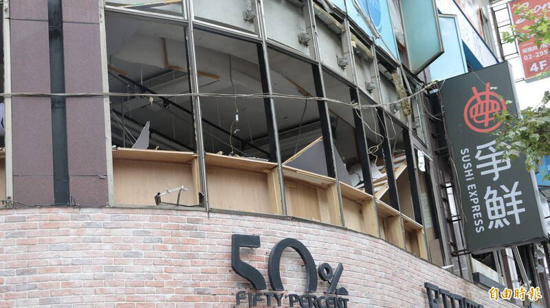 「争鲜」餐厅窗户炸裂。（记者黄政嘉摄）