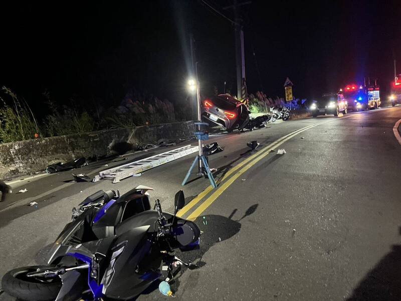 新北市三芝今天凌晨惊传一辆轿车逆向连撞对向两辆机车，造成一名骑士坠落山坡，警方到场将3人送医，现场汽机车零件散落一地。（记者吴仁捷翻摄）