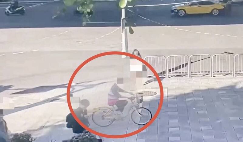 郭嫌得手后骑共享单车绕路设置断点。（记者王冠仁翻摄）