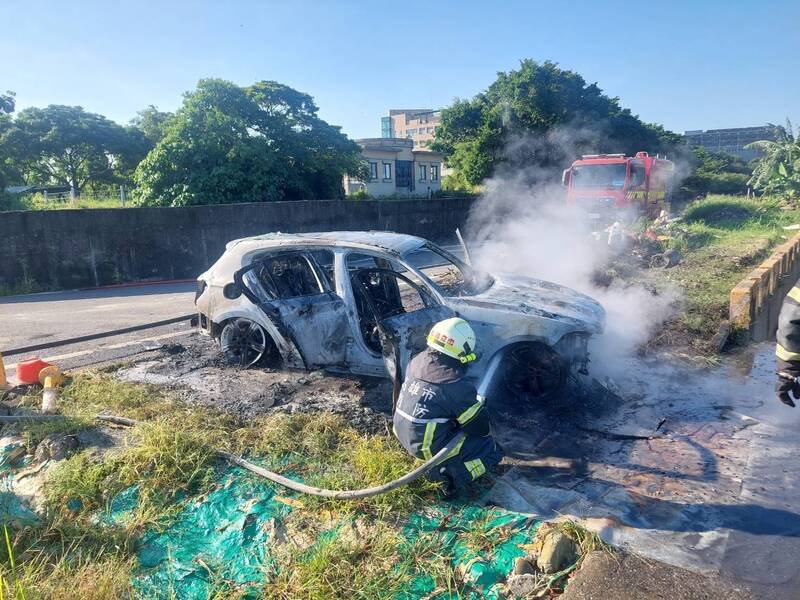枪手焚毁犯案车辆及枪枝，试图毁灭证据。（民众提供）