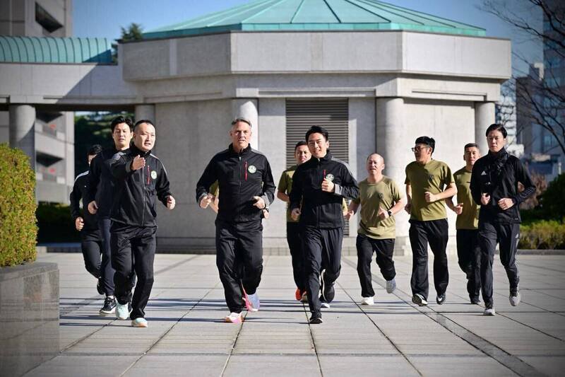 日本防卫大臣小泉进次郎与澳洲国防部长马勒斯会谈后，两人还邀请自卫队队员，一起在防卫省内慢跑，展现日澳携手合作守护印太和平与繁荣的决心。（取自小泉进次郎脸书）